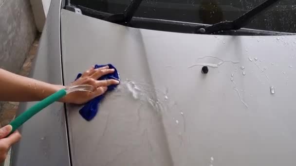 Asiat Doma Myje Auto Pomocí Hadice Použijte Hadřík Setření Prachu — Stock video