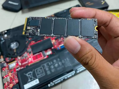 Bilgisayar veya dizüstü bilgisayarın kapasitesini arttırmak için sabit disk veya sabit disk (HDD) kapasitesini M.2 sss80 PCIe 3.0 veya PCIe 4.0 ile yükseltin