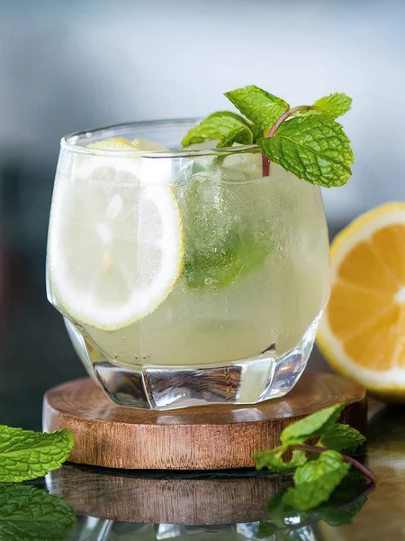 Mojito Cocktail, Küba 'dan klasik Mojito, yarım litre nane yaprağı, şeker ya da pekmez, buzlu rom ya da Sprite, ezilmiş buz ya da ezilmiş buzla yapılmış. Nane yapraklı garnitür.