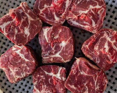 Kaburga. Çember şeklinde mükemmel boyutta parçalara ayrılmış et. Biftek için uygun. taze kırmızı et