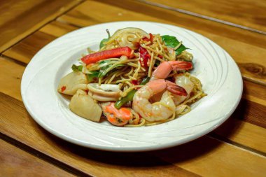 Kızarmış spagetti ile deniz ürünleri, Kra Baow ile karıştırılmış kızarmış makarna, karıştırılmış deniz ürünleri eriştesi, karışık kültür mutfağı.