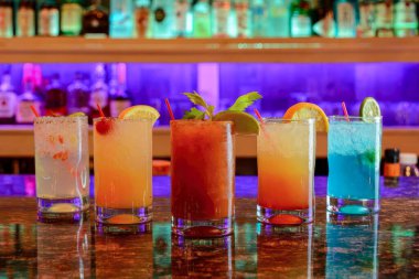 Çeşitli bardaklarda kokteyl koleksiyonu, el yapımı kokteyller, dalkolik içecekler. Barda, restoranda, arkasında bir içki dükkanı var..