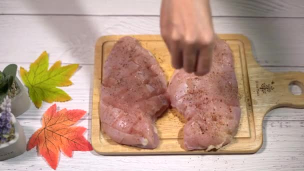Chilipulver Auf Huhn Streuen — Stockvideo