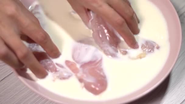 우유로 닭고기를 준비하라 — 비디오