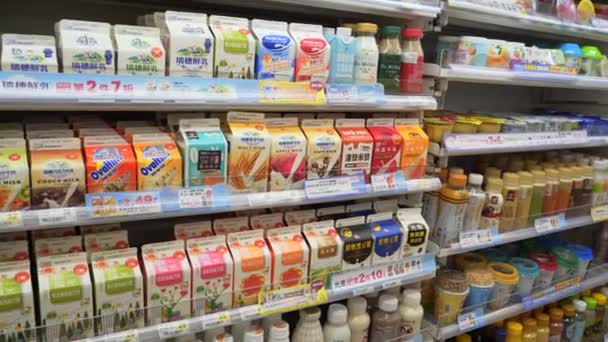 Półki Butelki Mini Supermarkecie Tajpej Tajwan — Wideo stockowe