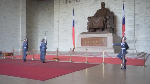 台湾台北蒋介石纪念馆 体验更换卫兵仪式2 — 图库视频影像
