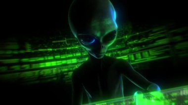 Karanlık bir ortamda, dijital holografik kontrol paneliyle etkileşime geçen gri bir uzaylı karakter..