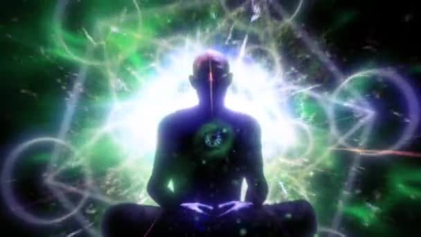 一个男人坐在瑜伽莲花的位置上沉思 被明亮的魔法光芒映衬着 挥动着充满活力的符号 — 图库视频影像