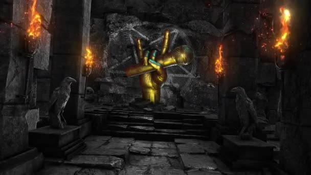 一座地下寺庙 穿过黑暗的石墙 闪烁着火炬的光芒 还有一个隐藏的金色偶像雕像 手里拿着一个金色的话筒 — 图库视频影像