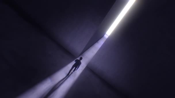 Karanlık Bir Sahnede Parlak Bir Işığa Doğru Yürüyen Bir Adam — Stok video