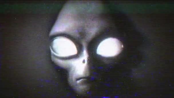 Ein Alien Grey Gesicht Tritt Aus Einem Hypnotischen Fernsehrauschen Hervor — Stockvideo