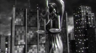 Themis 'in büyük ölçekli metalik bir heykeli Adalet terazisini tutuyor. Siyah beyaz film tarzında bir metropol şehrine tepeden bakan bir çatıya kurulmuş..