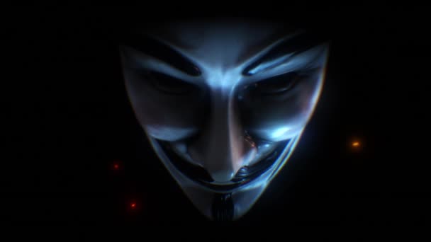 Vendetta やハッカーグループ Anonymous で有名になった暗い雰囲気のガイ フォークスのマスク マスクが上下に上昇するにつれてカメラは近くにあり 輝く炎のメンバーが飛んでいます — ストック動画