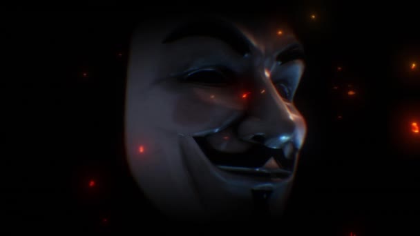 Vendetta やハッカーグループ Anonymous で有名になった暗い雰囲気のガイ フォークスのマスク 輝く火のメンバーが過去に飛ぶように 私たちはマスクの間でカメラの動きが遅い参照してください — ストック動画