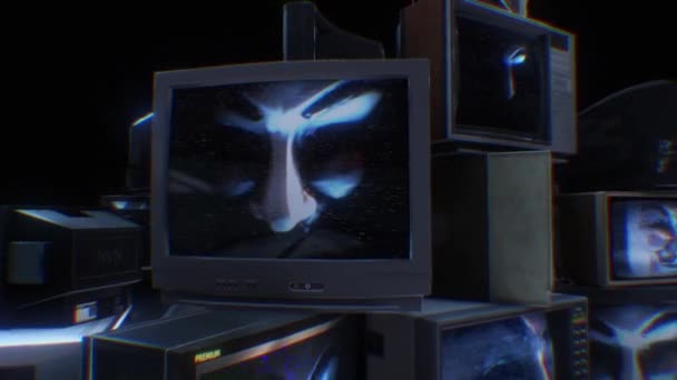 Vendetta やハッカーグループで有名になった 信号ノイズと暗いムードに照らされたガイ フォークスのマスクを表示する古いテレビのスタック匿名 — ストック動画