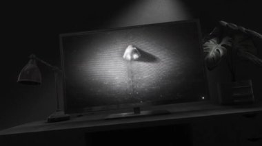 Hipnotize edici televizyon parazitinden bir yüz çıkıyor zayıf bir televizyon sinyali ve gürültü efekti ile, büfede bir televizyon gördüğümüz bir sahne içinde yan lamba ve saksı bitkisi.