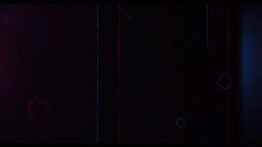 Arıza ve grunge efektleriyle film şeritleri döngüye alınıyor.