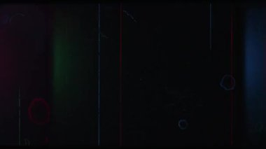 Arıza ve grunge efektleriyle film şeritleri döngüye alınıyor.