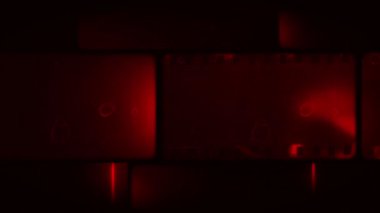 Arıza ve grunge efektleriyle film şeritleri döngüye alınıyor.