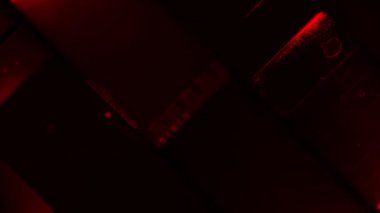 Arıza ve grunge efektleriyle film şeritleri döngüye alınıyor.