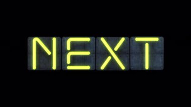 Parlak sarı titreyen neon harfli neon renkli bir 'NEXT' manşet.. 