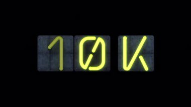 Parlak sarı yanıp sönen parlak cam neon harfli neon renkli bir 10K manşet.. 
