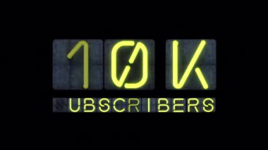 Parlak sarı yanıp sönen neon harfli neon rengi bir 10K SUBSCRIBERS manşeti.. 