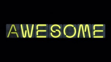 Parlak sarı yanıp sönen neon harfli neon renkli bir 'AWESOME' manşeti.. 