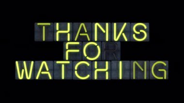 Parlak sarı titreyen neon harflerle 