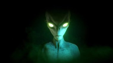 Parlak gözleri ve ince kamera ve ışık hareketi olan, karanlık bir ortamda ayarlanmış ve ince video interlace bozulmaları olan bir uzaylının kafası ve omuzları..