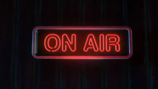 Koyu renkli bir stüdyo duvarında 