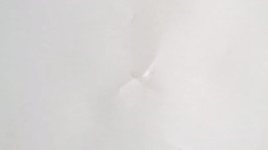 Tam ekran bir kağıt, ortasından yırtılan bir delikle dur hareketi tarzında patlar..