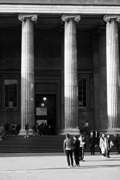 イギリス美術館の黒と白のギャラリーです — ストック写真