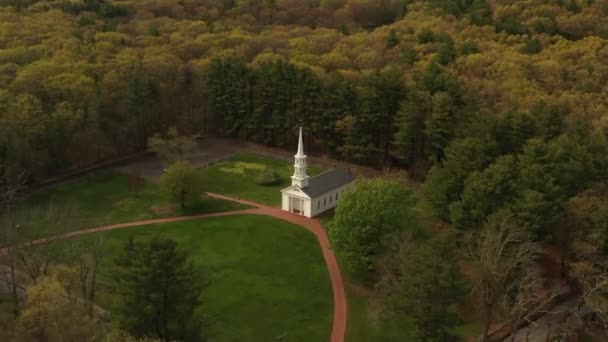 航向马萨诸塞州萨德伯里历史性的玛莎 玛丽教堂的无人机镜头 — 图库视频影像