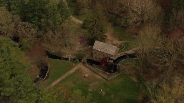 在美国马萨诸塞州萨德伯里 亨利福特建造的具有历史意义的Grist Mill的上空 无人机镜头向后拉去 然后飞走 — 图库视频影像
