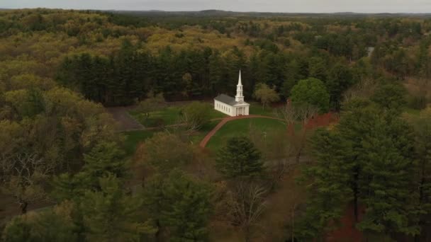 マサチューセッツ州サドバリーの歴史的なマーサ メアリー礼拝堂に向かって遠くから飛んでくるドローン映像 — ストック動画