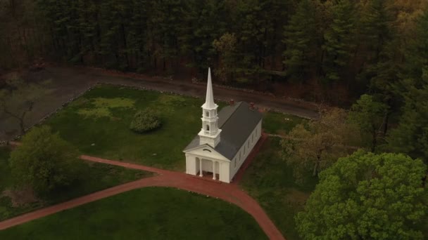 マサチューセッツ州サドバリーの歴史的なマーサ メアリー礼拝堂を旋回し 移動するドローン映像 — ストック動画