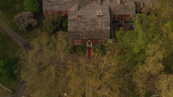 Drone Film Panorering Upp Från Den Historiska Longfellows Wayside Inn — Stockvideo