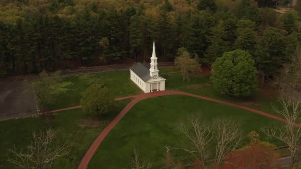 歴史的なマーサ メアリー礼拝堂に向かって飛ぶドローン映像は その後 マサチューセッツ州サドバリーで旋回します — ストック動画