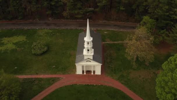 无人机镜头环绕历史性的玛莎 玛丽教堂飞往亨利 福斯特磨坊在马萨诸塞州Sudbury两个地点之间的旅行 — 图库视频影像