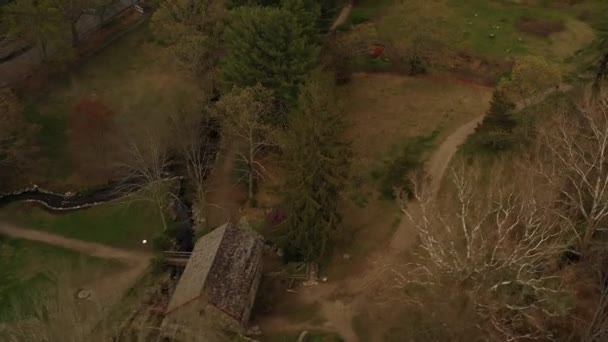 在亨利 福特建造的历史性Grist Mill上空盘旋的无人机镜头飞往马萨诸塞州萨德伯里历史性的Martha Mary教堂 — 图库视频影像