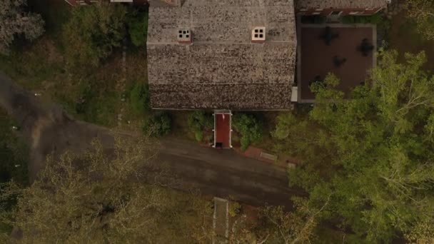 歴史あるロングフェロー諸島から引き返すドローン映像 Wayside Inn Americasマサチューセッツ州サドバリーにある最古のオペレーティングイン1716 — ストック動画