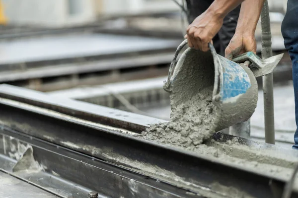 Een Mannelijke Arbeider Een Prefab Fabriek Precast Giet Cement Een — Stockfoto
