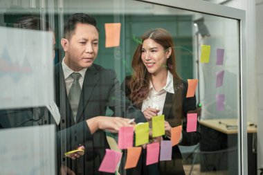 Kendine güveni yüksek modern Asyalı işadamı şirkette profesyonel bir planlama toplantısı yaparak uyumlu bir takım olarak çalışmaya kendini adadı.