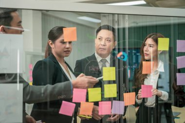 Kendine güveni yüksek modern Asyalı işadamı şirkette profesyonel bir planlama toplantısı yaparak uyumlu bir takım olarak çalışmaya kendini adadı.