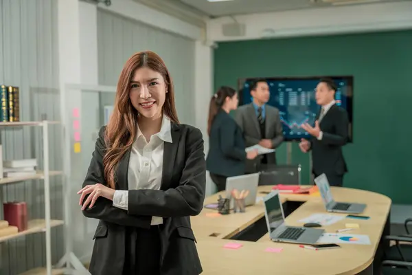 Kendine Güveni Yüksek Modern Asyalı Işadamı Şirkette Profesyonel Bir Planlama — Stok fotoğraf
