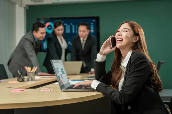 Kendine Güveni Yüksek Modern Asyalı Işadamı Şirkette Profesyonel Bir Planlama — Stok fotoğraf