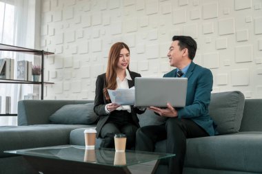 Kendine güveni yüksek modern Asyalı işadamı şirkette profesyonel bir planlama toplantısı yaparak uyumlu bir takım olarak çalışmaya kendini adadı.