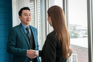 Kendine güveni yüksek modern Asyalı işadamı şirkette profesyonel bir planlama toplantısı yaparak uyumlu bir takım olarak çalışmaya kendini adadı.