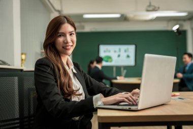 Kendine güveni yüksek modern Asyalı işadamı şirkette profesyonel bir planlama toplantısı yaparak uyumlu bir takım olarak çalışmaya kendini adadı.